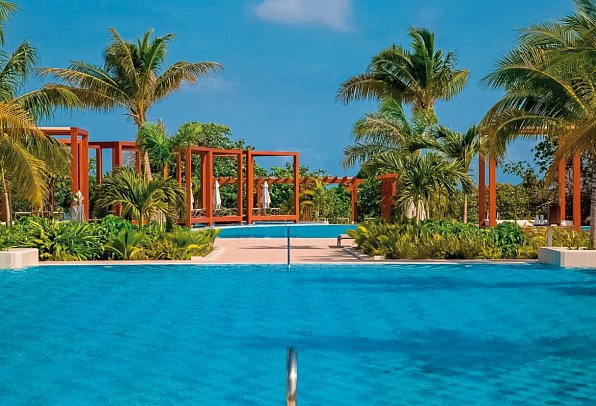 Gran Muthu Almirante Beach