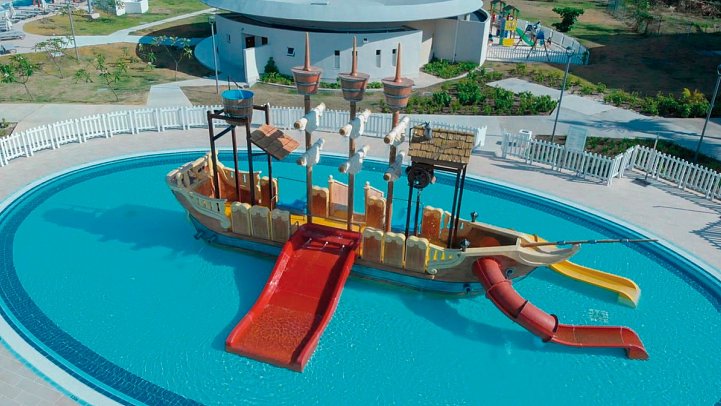 Gran Muthu Almirante Beach