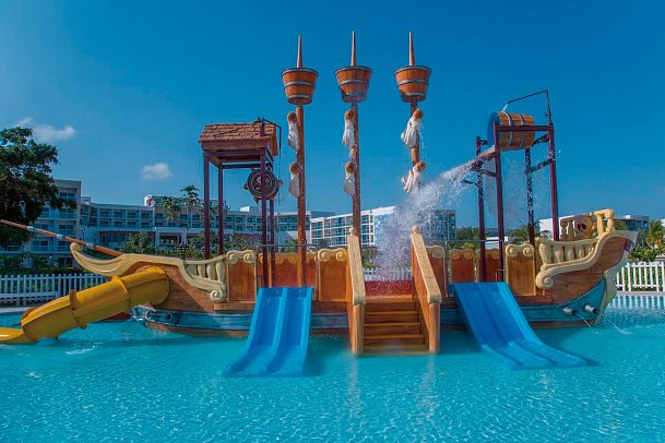 Gran Muthu Almirante Beach