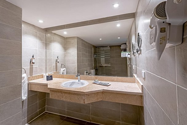 Seven Seas Jolie Bay - Beispiel Bad Doppelzimmer (Zimmercodierungen DBG, DCG, DBP & DCP)