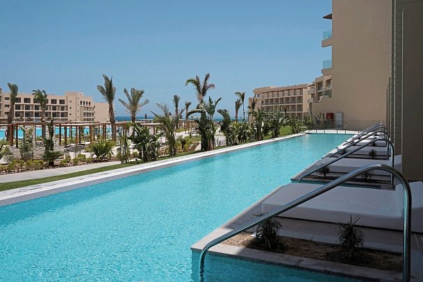 JAZ Elite Asteria - Beispiel Terrasse Familienzimmer Deluxe Swim Up (Zimmercodierung FDQ)