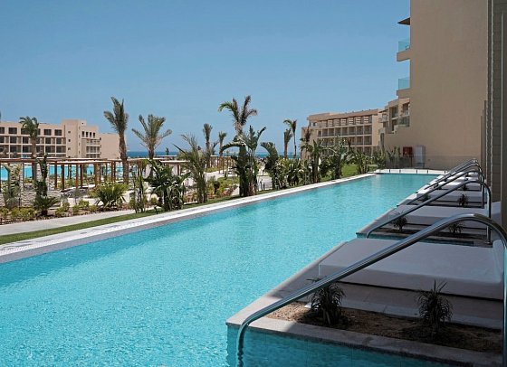 JAZ Elite Asteria - Beispiel Terrasse Familienzimmer Deluxe Swim Up (Zimmercodierung FDQ)