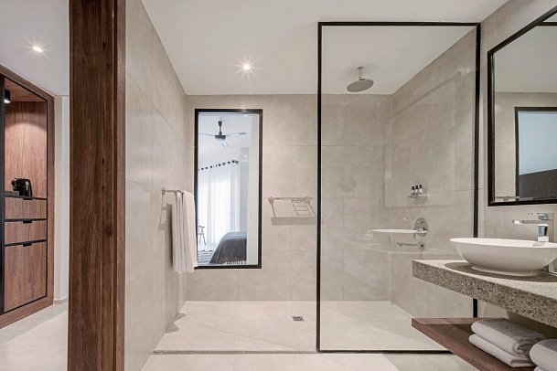 Serry Beach Resort - Beispiel Bad Doppelzimmer Deluxe Gartenblick (Zimmercodierungen DDG & DCG)