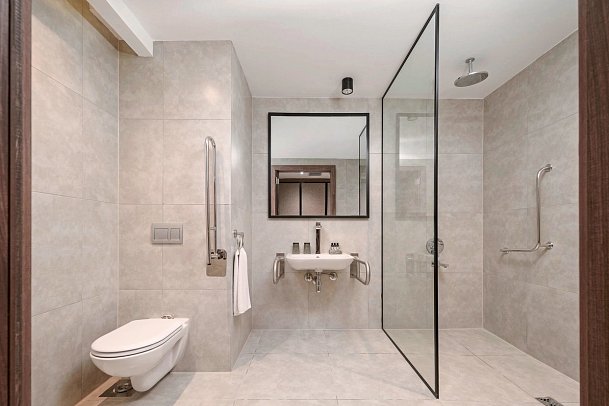 Serry Beach Resort - Beispiel Bad Doppelzimmer Deluxe Poolblick Twin (Zimmercodierung UDP)