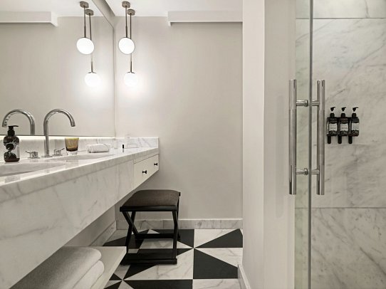 The Chedi El Gouna - Beispiel Bad Doppelzimmer Superior Meerblick (Zimmercodierungen DSM & DCM)