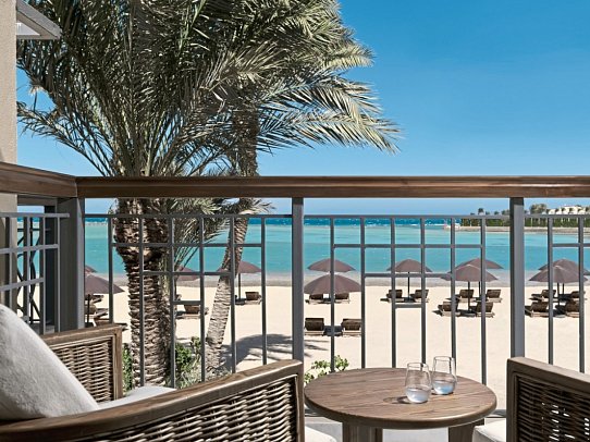 The Chedi El Gouna - Beispiel Terrasse Doppelzimmer Superior Meeresfront (Zimmercodierungen DSO & DCO)