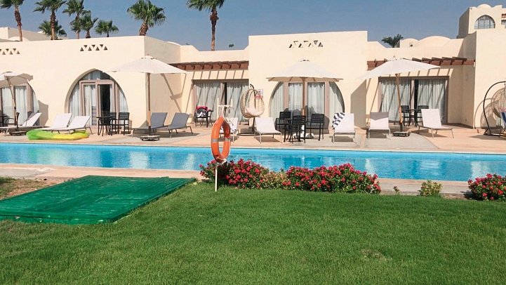 Xanadu Makadi Bay - Beispiel Terrasse Doppelzimmer Swim-Up Dune (Zimmercodierungen DBQ & DC2)