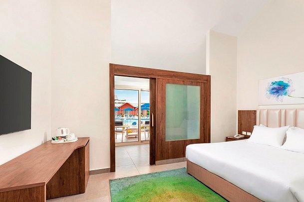 Pickalbatros Jungle Aqua Park Resort - Neverland Hurghada - Wohnbeispiel Familienzimmer Poolblick Schiebetür (Zimmercodierungen F1P, DCP & FF1)