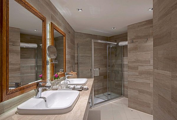 Fort Arabesque - The West Bay - Beispiel Bad Elite Suite (Zimmercodierungen W1M & JD1)