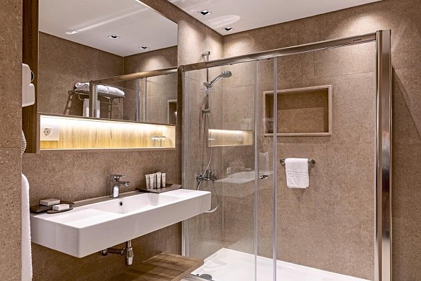 Fort Arabesque - The West Bay - Beispiel Bad Doppelzimmer Komfort (Zimmercodierungen DF1 & DB1)