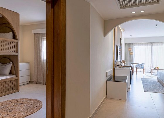 Fort Arabesque - The Beach Resort - Wohnbeispiel Suite Familie seitl. Meerblick (Zimmercodierung WIN)