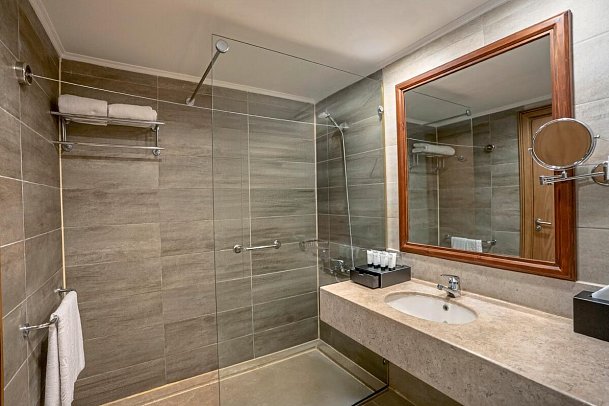 Serenity Alpha Beach - Beispiel Bad Doppelzimmer Premium Poolblick (Zimmercodierungen DMP, DCP, UMP & DC3)