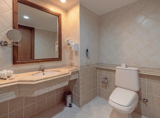 Serenity Alpha Beach - Beispiel Bad Doppelzimmer Superior Gartenblick (Zimmercodierungen D6G, DCG, DFG & DC2)