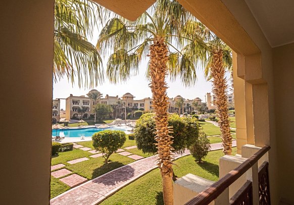 Serenity Alpha Beach - Beispiel Balkon Doppelzimmer Premium Poolblick (Zimmercodierungen DMP, DCP, UMP & DC3)