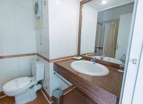 Shams Safaga Resort - Beispiel Bad Doppelzimmer Standard seitl. Meerblick (Zimmercodierungen DGN, DCN, DPN, DG1, DC1 & DGA)
