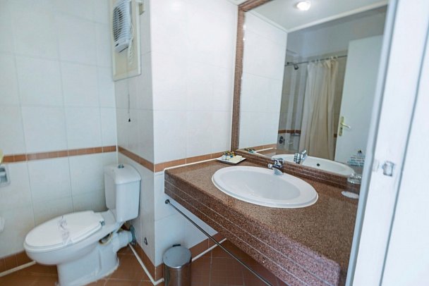 Shams Safaga Resort - Beispiel Bad Doppelzimmer Standard seitl. Meerblick (Zimmercodierungen DGN, DCN, DPN, DG1, DC1 & DGA)
