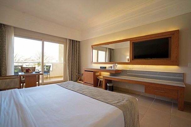 Serenity Alma Heights - Wohnbeispiel Doppelzimmer Premium Poolblick (Zimmercodierungen DMP & DC1)