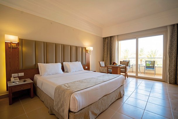 Serenity Alma Heights - Wohnbeispiel Doppelzimmer Premium Poolblick (Zimmercodierungen DMP & DC1)