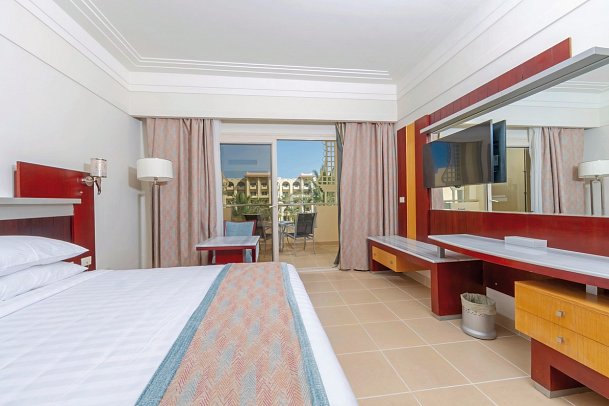 Serenity Alma Heights - Wohnbeispiel Doppelzimmer Club Deluxe Poolblick (Zimmercodierungen DDP & DCP)