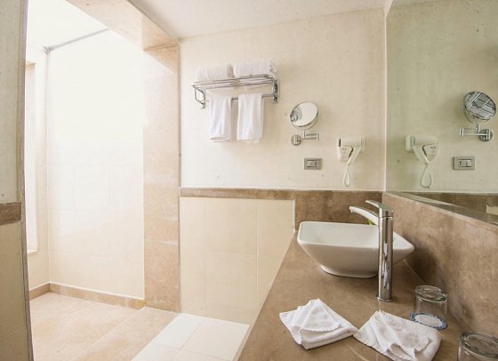 Shams Lodge Water Sports Resort - Beispiel Bad (Zimmercodierungen BB1, BC1 & FV1)