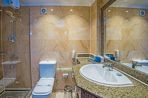 SUNRISE Aqua Joy Resort - Beispiel Bad Doppelzimmer (Zimmercodierungen DG1, D1G, D1N, D1M, DG2, DC3, DG3, DC1, DGN, DCC, DGM & DCM)