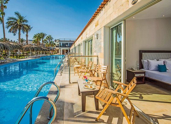 SUNRISE Aqua Joy Resort - Beispiel Terrasse Doppelzimmer Swim-Up (Zimmercodierung DBQ)