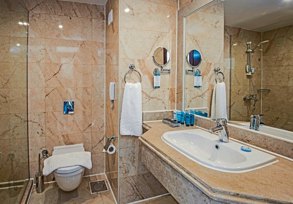 SUNRISE Aqua Joy Resort - Beispiel Bad Doppelzimmer Swim Up (Zimmercodierung DBQ)