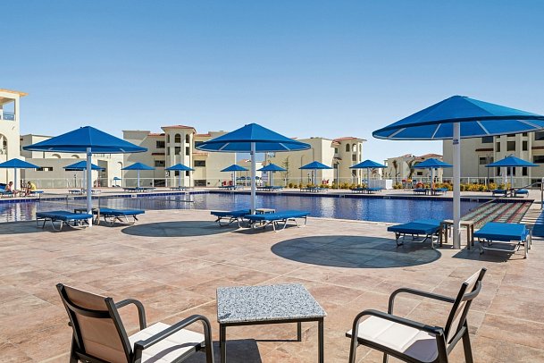 Albatros Makadi Resort - Beispiel Terrasse Familienzimmer Poolblick (Zimmercodierung F1P)