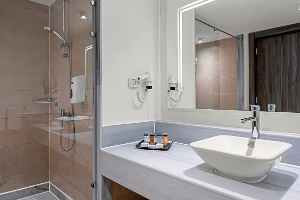 Albatros Makadi Resort - Beispiel Bad Familienzimmer Poolblick mit Verbindungstür (Zimmercodierung FVP)