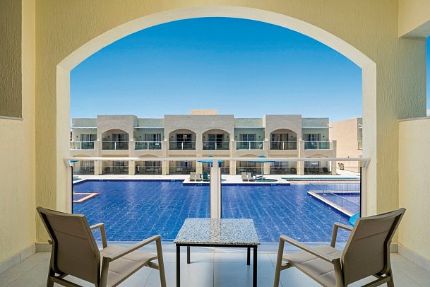 Albatros Makadi Resort - Beispiel Balkon Familienzimmer Poolblick mit Verbindungstür (Zimmercodierung FVP)