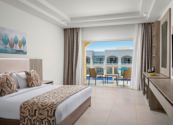 Albatros Makadi Resort - Wohnbeispiel Familienzimmer Poolblick mit Verbindungstür (Zimmercodierung FVP)