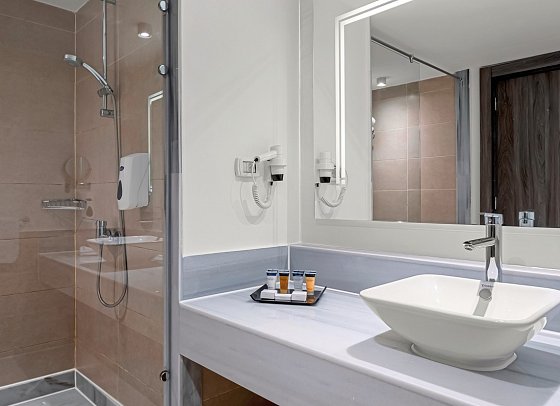 Albatros Makadi Resort - Beispiel Bad Familienzimmer Poolblick mit Verbindungstür (Zimmercodierung FVP)