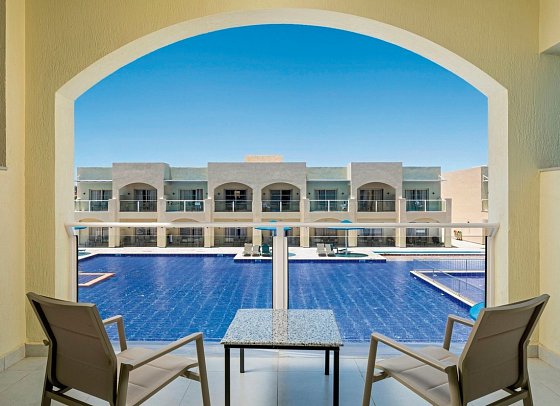 Albatros Makadi Resort - Beispiel Balkon Familienzimmer Poolblick mit Verbindungstür (Zimmercodierung FVP)