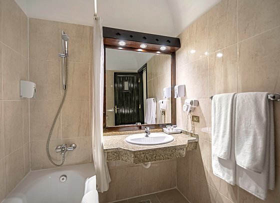Arabella Azur Resort - Beispiel Bad Doppelzimmer Standard (Zimmercodierungen DG1, DC2 & DP1)