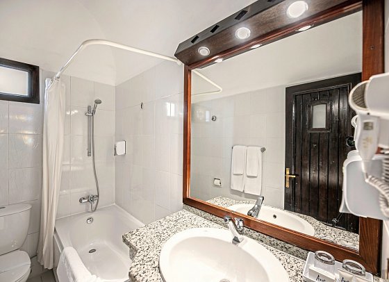 Arabella Azur Resort - Beispiel Bad Doppelzimmer Standard Meerblick (Zimmercodierungen DGM & DCM)
