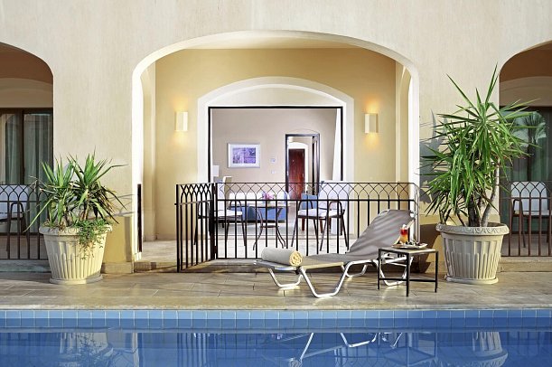 JAZ Aquamarine - Beispiel Terrasse Familienzimmer Deluxe Swim Up (Zimmercodierung FDQ)