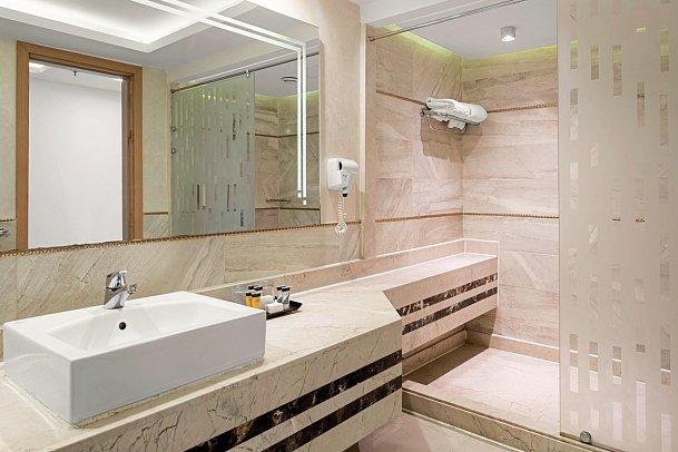 Pickalbatros Dana Beach Resort - Beispiel Bad Doppelzimmer Superior Poolblick (Zimmercodierungen DSP & DC6)