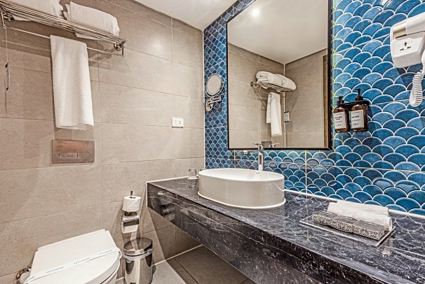 SUNRISE Holidays Resort - Beispiel Bad Juniorsuite Stadtblick (Zimmercodierung JB1)