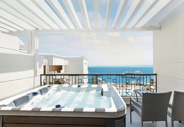SUNRISE Holidays Resort - Beispiel Balkon Suite Premium Meerblick (Zimmercodierung WMM)