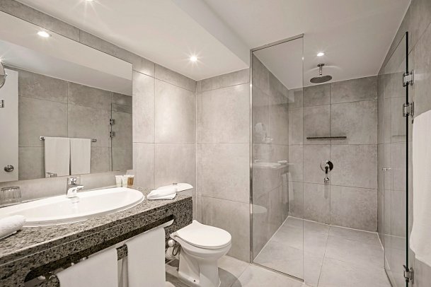 Sindbad Club - Beispiel Bad Familiensuite Deluxe 2 Schlafzimmer Meerblick (Zimmercodierung WI1)