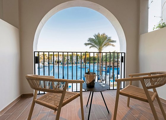 Desert Rose - Beispiel Terrasse Doppelzimmer Premium Poolblick (Zimmercodierungen DMP & DC4)