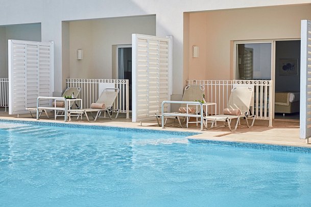 JAZ Aquaviva - Beispiel Terrasse Familienzimmer Swim-Up (Zimmercodierung FBQ)