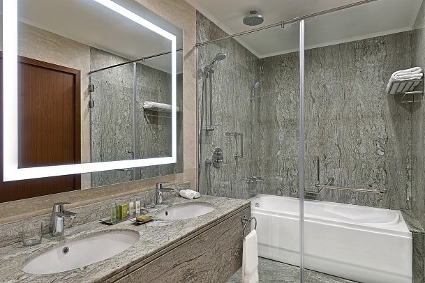 Hilton Hurghada Plaza - Beispiel Bad Doppelzimmer Standard (Zimmercodierungen DG3 & DC1)