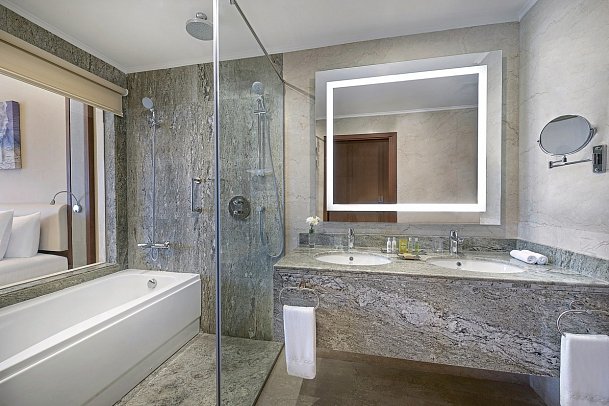 Hilton Hurghada Plaza - Beispiel Bad Doppelzimmer Superior Meerblick (Zimmercodierungen DSM & DC2)