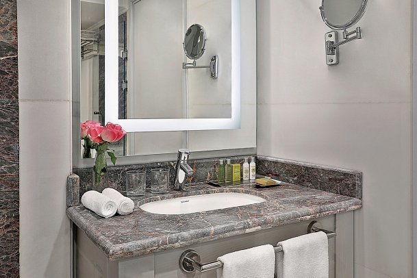 Hilton Hurghada Plaza - Beispiel Bad King Duplex Premium Meerblick (Zimmercodierung UMM)