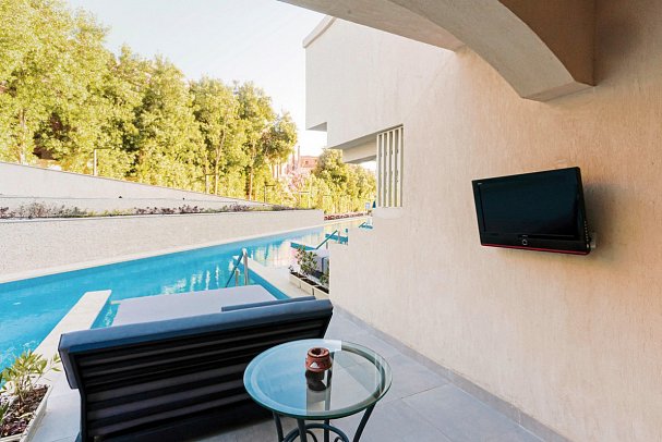 The V Luxury Resort Sahl Hasheesh - Beispiel Terrasse Doppelzimmer Swim Up (Zimmercodierung DDQ)