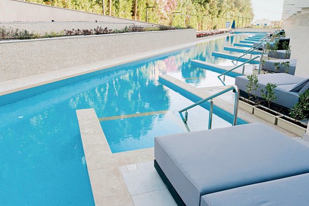 The V Luxury Resort Sahl Hasheesh - Beispiel Terrasse Doppelzimmer Deluxe Swim Up (Zimmercodierung DDQ)