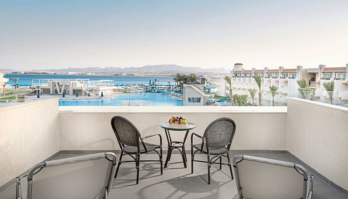 The V Luxury Resort Sahl Hasheesh - Beispiel Balkon Penthouse Suite Meerblick (Zimmercodierung WBM)
