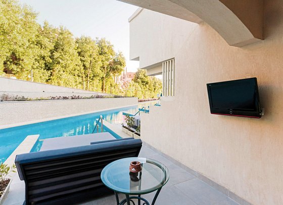 The V Luxury Resort Sahl Hasheesh - Beispiel Terrasse Doppelzimmer Swim Up (Zimmercodierung DDQ)