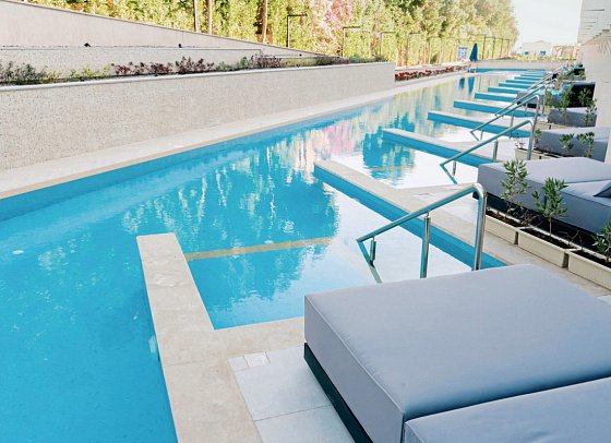 The V Luxury Resort Sahl Hasheesh - Beispiel Terrasse Doppelzimmer Deluxe Swim Up (Zimmercodierung DDQ)